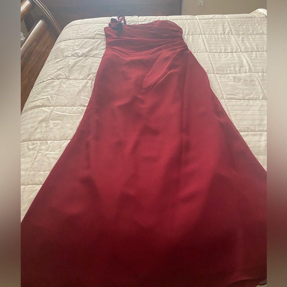 Maroon gown, it says size 14, normally gowns run bigger in size. I’m a size 10.